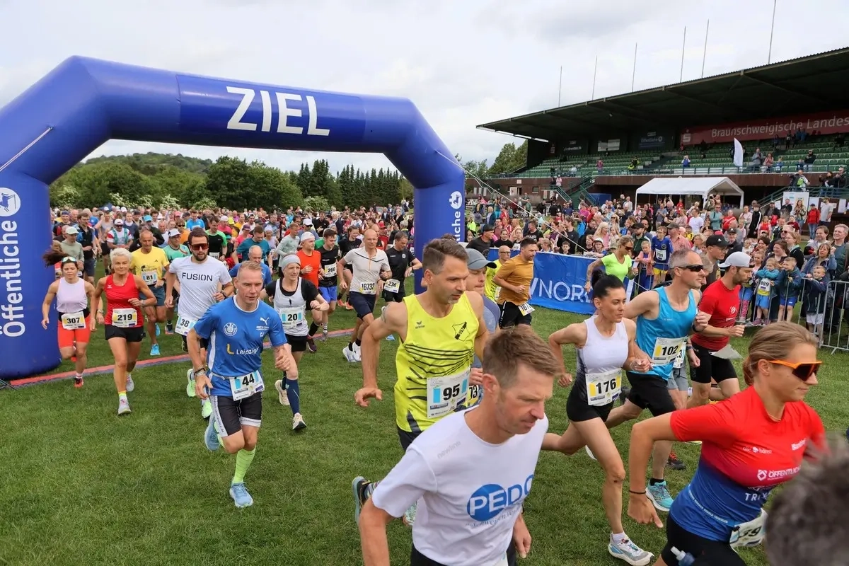 Bad Harzburger Bergmarathon 2025: Start zum Marathon und Halbmarathon (Foto: © Jahn Pictures; Veranstalter) Bad Harzburger Bergmarathon 2025: Start zum Marathon und Halbmarathon (Foto: © Jahn Pictures; Veranstalter)