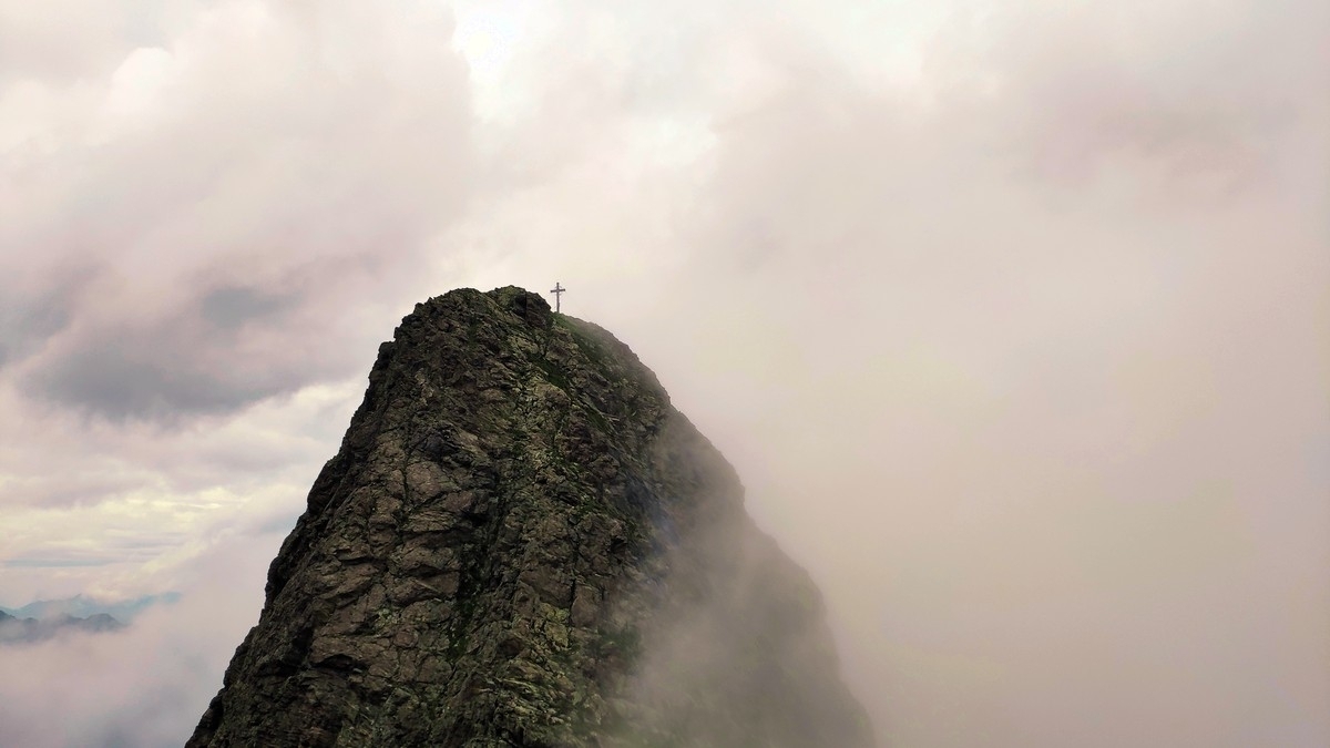 Schwarzhorn Überschreitung 17: Blick zurück vom Abstieg auf den Gipfel. Schwarzhorn Überschreitung 17: Blick zurück vom Abstieg auf den Gipfel.