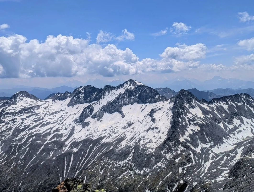 Blick vom Lenkstein auf die Große Ohrenspitze im Juni 2025 Blick vom Lenkstein auf die Große Ohrenspitze im Juni 2025
