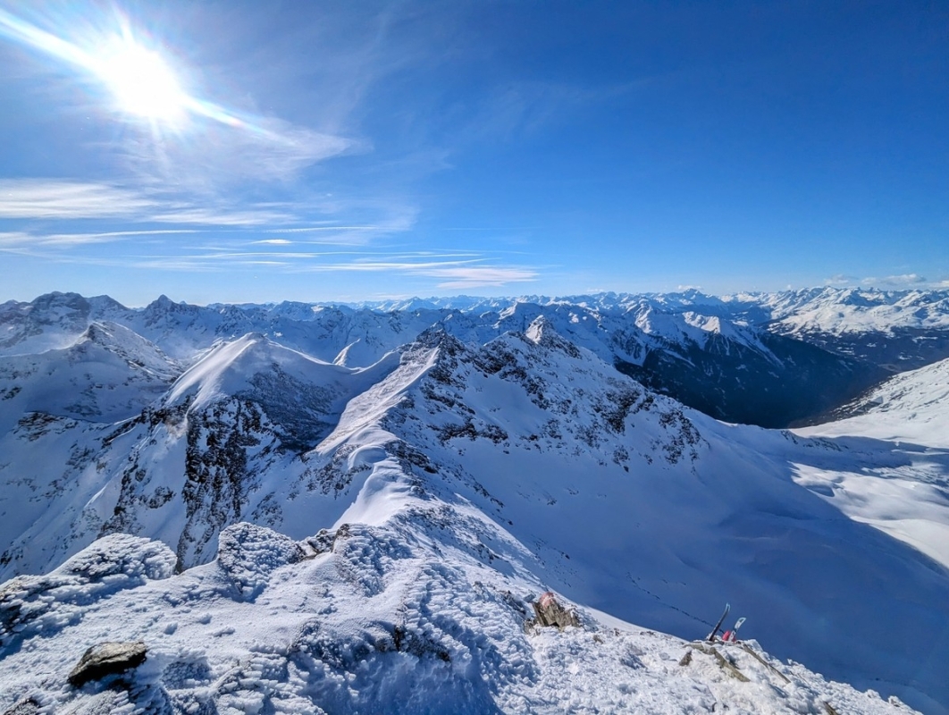 Fundusfeiler-Skitour 09: Blick vom Fundsfeiler Richtung Lehner Grieskögel und ganz rechts zur Lehnerscharte mit Aufstiegsweg. Fundusfeiler-Skitour 09: Blick vom Fundsfeiler Richtung Lehner Grieskögel und ganz rechts zur Lehnerscharte mit Aufstiegsweg.