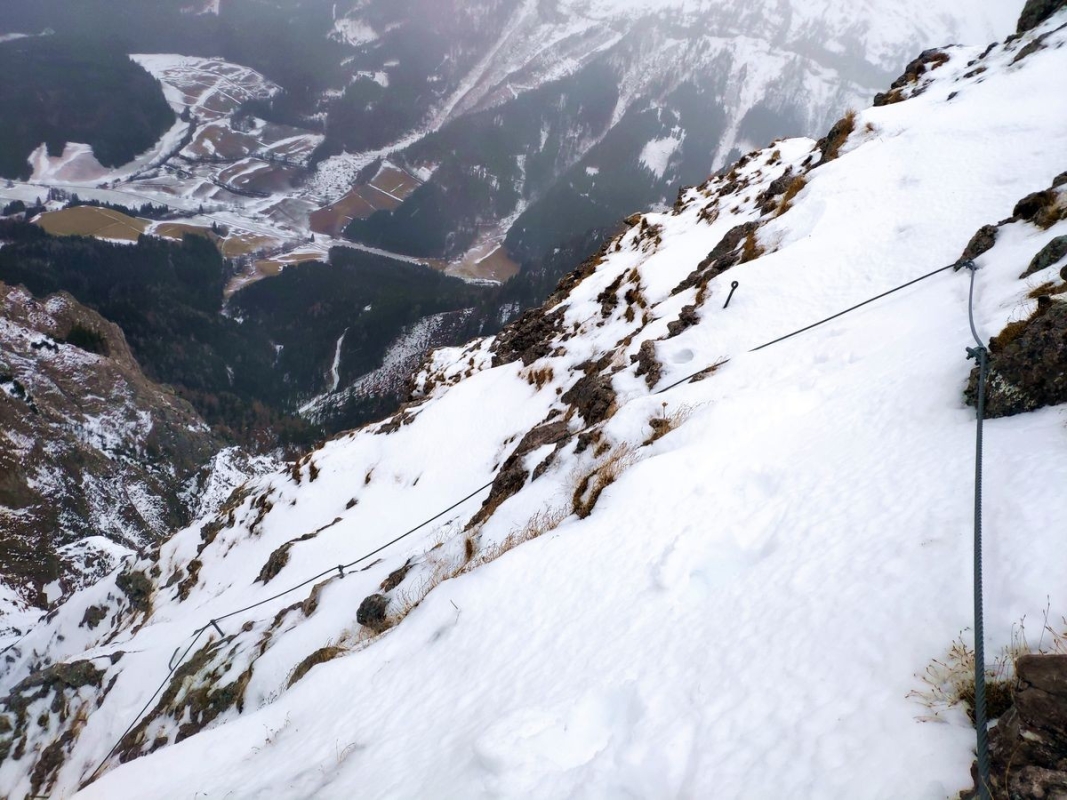 Gamsecksteig 38: Blick vom Klettersteig in das Tal. Gamsecksteig 38: Blick vom Klettersteig in das Tal.