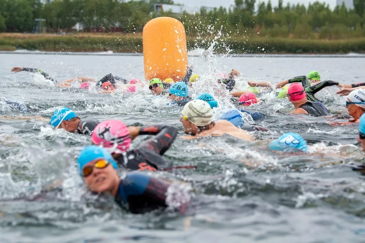 Schwimmstrecke beim Tribühne-Triathlon Norderstedt 2023 Schwimmstrecke beim Tribühne-Triathlon Norderstedt 2023