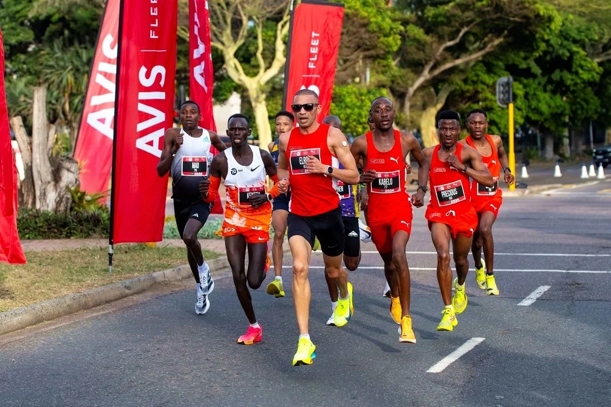 Absa Durban 2024: Elroy Gelant führt, Zweiter v.li. Kiprop (Uganda). Foto: Anthony Grote Absa Durban 2024: Elroy Gelant führt, Zweiter v.li. Kiprop (Uganda). Foto: Anthony Grote