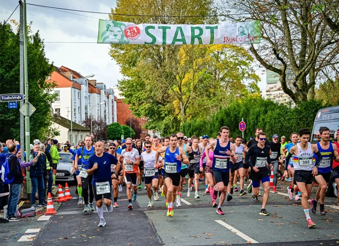 Start zum Offenbacher Mainuferlauf 2024 (Foto: © Dietmar Tietzmann) Start zum Offenbacher Mainuferlauf 2024 (Foto: © Dietmar Tietzmann)