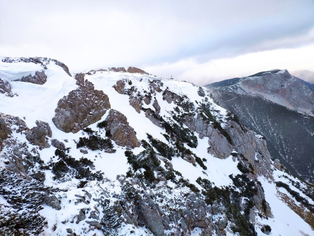 07: Blick vom Ende des Gretchensteig Richtung Kreuz auf der Kapelle 07: Blick vom Ende des Gretchensteig Richtung Kreuz auf der Kapelle
