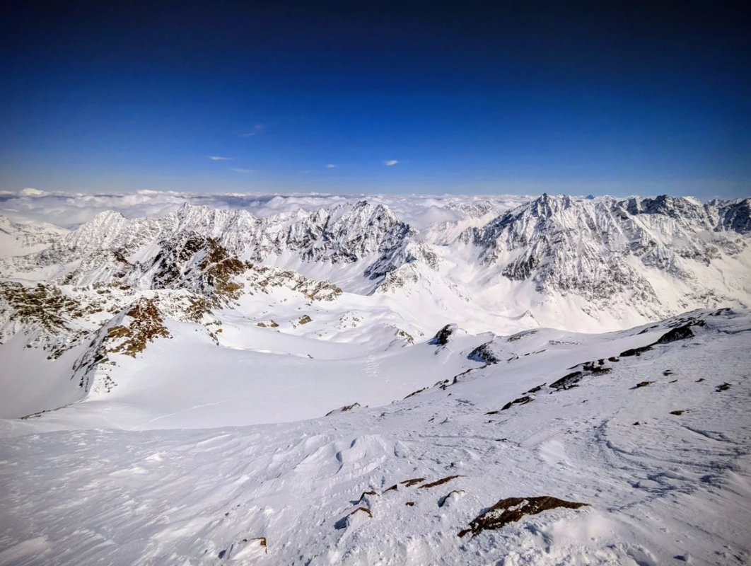 Breiter Grieskogel Skitour 21: Gipfelpanorama mti Blick zur Abfahrtsscharte (ganz links) und zum Aufstiegsweg (mittig). Breiter Grieskogel Skitour 21: Gipfelpanorama mti Blick zur Abfahrtsscharte (ganz links) und zum Aufstiegsweg (mittig).