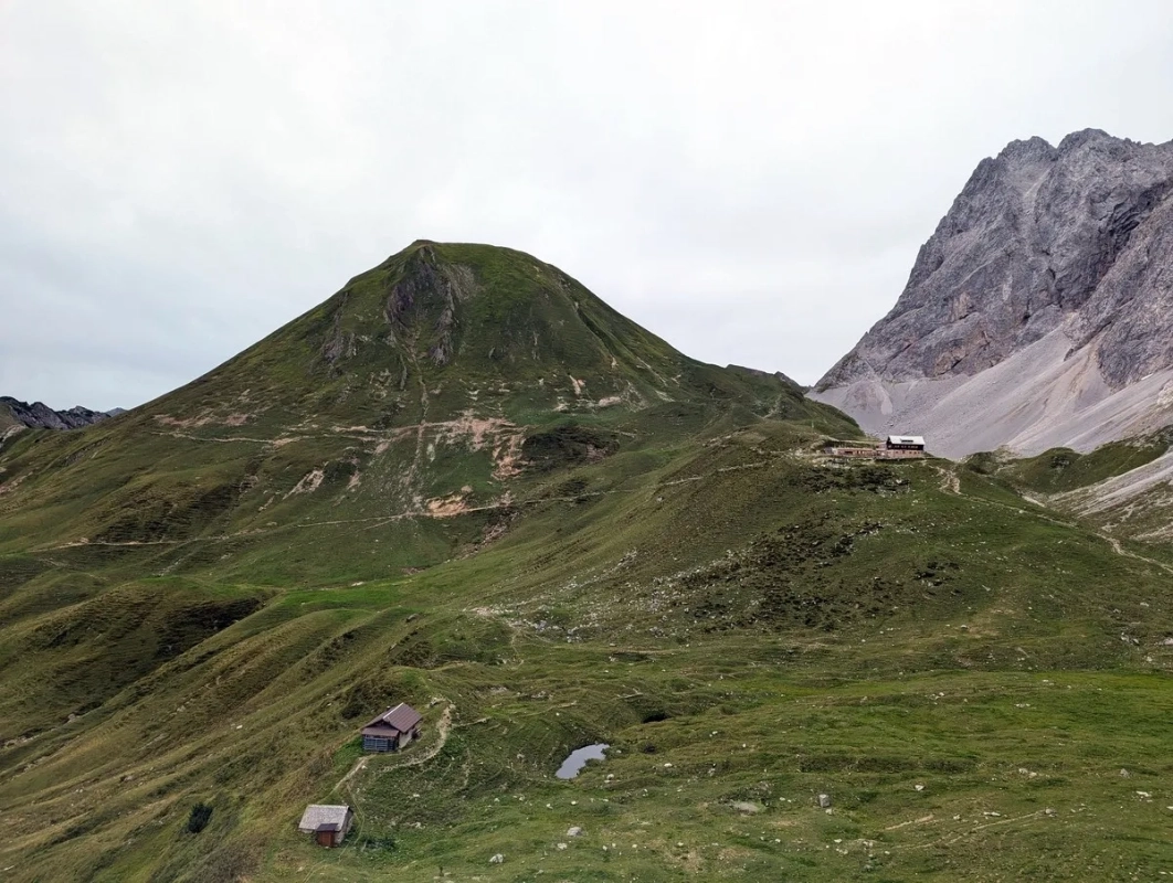 Wandern zur Anhalter Hütte 06: Anhalter Hütte mit Tschachaun im Hintergrund Wandern zur Anhalter Hütte 06: Anhalter Hütte mit Tschachaun im Hintergrund