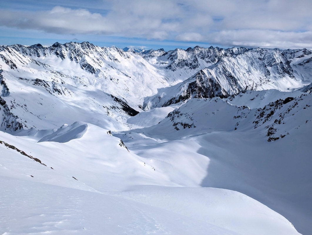 Skitour Hochreichkopf 24: Blick knapp unterhalb des Gipfels in das Tal. Die Abfahrt ermöglicht viele kreative Varianten. Skitour Hochreichkopf 24: Blick knapp unterhalb des Gipfels in das Tal. Die Abfahrt ermöglicht viele kreative Varianten.