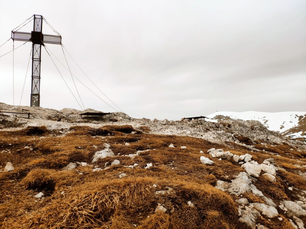 Waxriegel 30: Gipfel mit Klosterwappen im Hintergrund Waxriegel 30: Gipfel mit Klosterwappen im Hintergrund