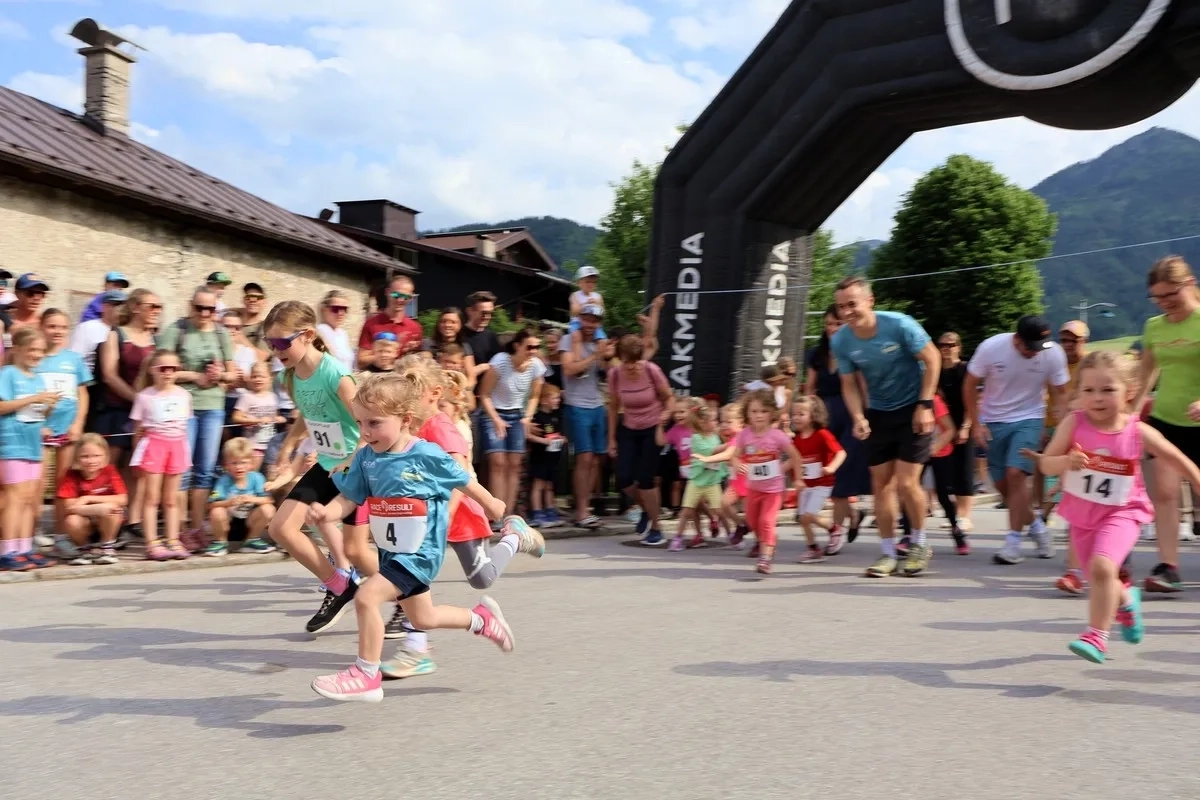 Start zum Kinderlauf beim Kaiserwinkl Egaschtlauf 2025 (Foto: © LLC Walchsee) Start zum Kinderlauf beim Kaiserwinkl Egaschtlauf 2025 (Foto: © LLC Walchsee)