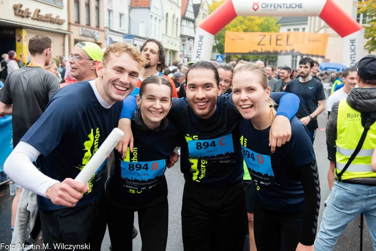 Oldenburg Marathon 2025: Halbmarathonstaffel nach dem Zieleinlauf (© Martin Wilczynski) Oldenburg Marathon 2025: Halbmarathonstaffel nach dem Zieleinlauf (© Martin Wilczynski)