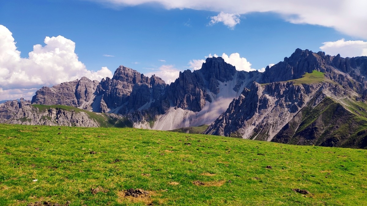 Lustige Bergler Steig 33: Links die Ampferspitze bis ganz rechts zur Hochtennspitze die gesamte Route der Tour. Lustige Bergler Steig 33: Links die Ampferspitze bis ganz rechts zur Hochtennspitze die gesamte Route der Tour.