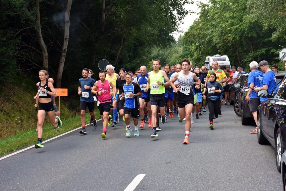 Rund um die Aabachtalsperre Wöhler-Lauf 10 km Start 2023, Foto: © Veranstalter Rund um die Aabachtalsperre Wöhler-Lauf 10 km Start 2023, Foto: © Veranstalter