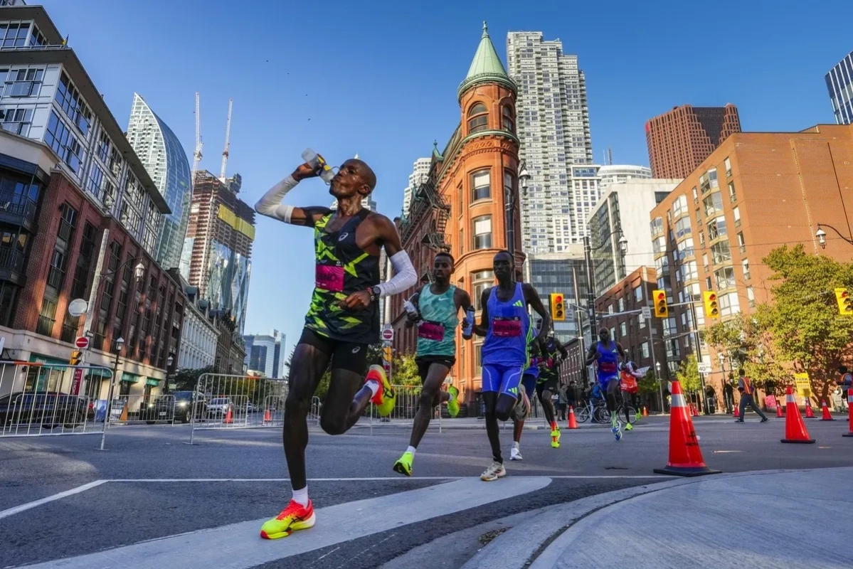 Die Elite beim TSC Toronto Waterfront Marathon 2024 (Foto: © Canada Running Series) Die Elite beim TSC Toronto Waterfront Marathon 2024 (Foto: © Canada Running Series)