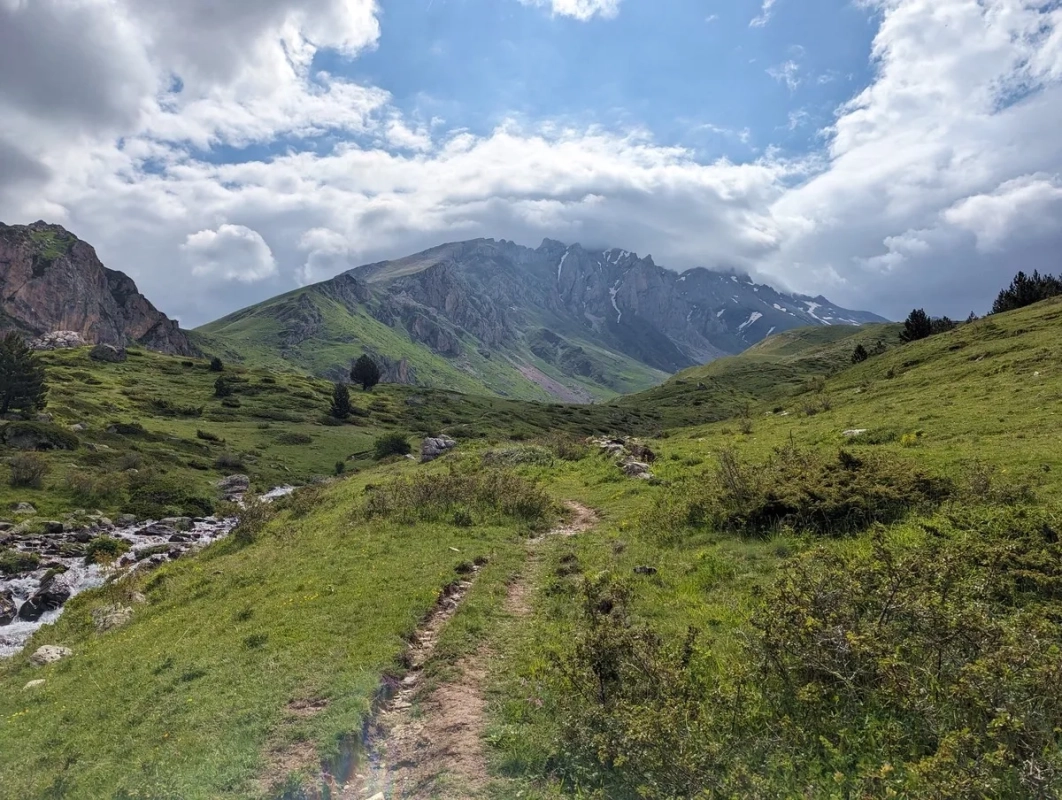 Korab-Wanderung 06: Blick auf das Korabgebirge. Der Gipfel versteckt sich weit hinten in den Wolken. Korab-Wanderung 06: Blick auf das Korabgebirge. Der Gipfel versteckt sich weit hinten in den Wolken.