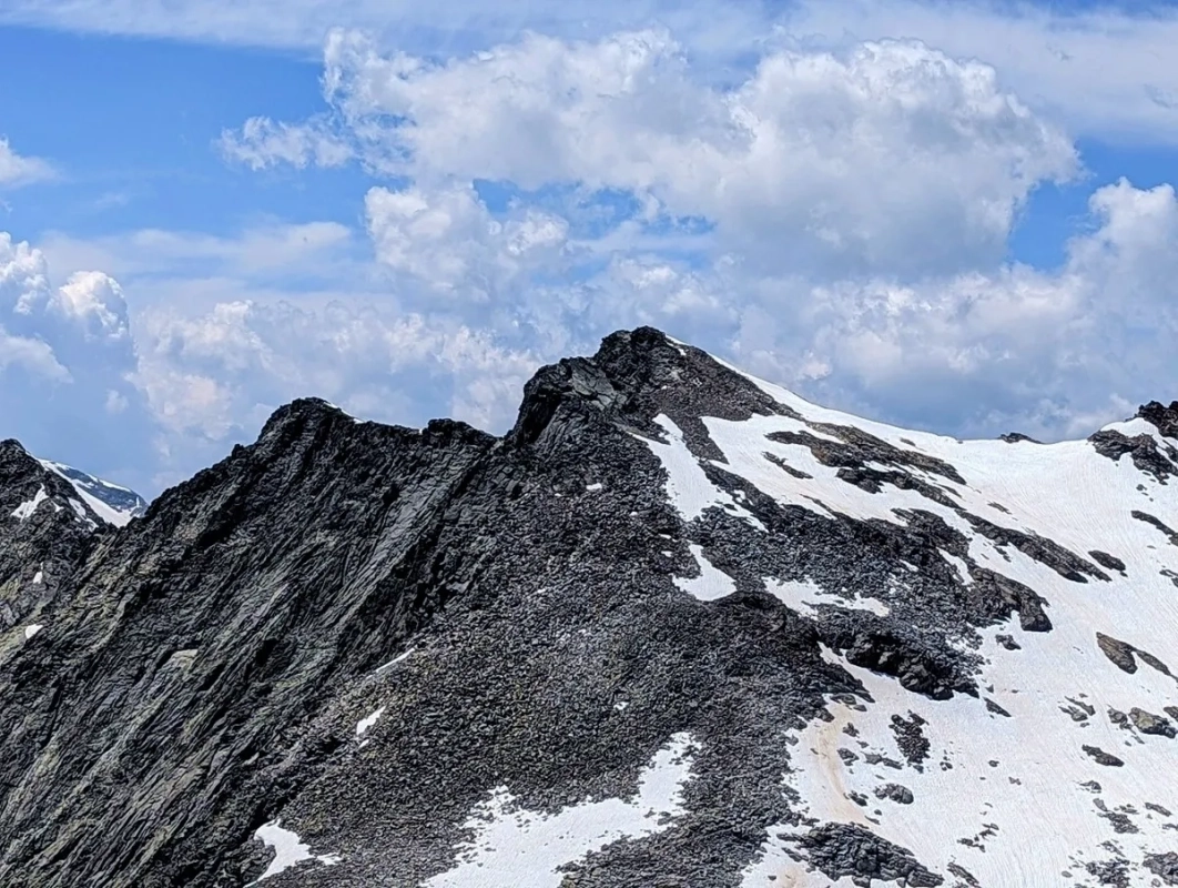 Fenneregg im Juni 2025 - fotografiert vom Rosshorn. Fenneregg im Juni 2025 - fotografiert vom Rosshorn.