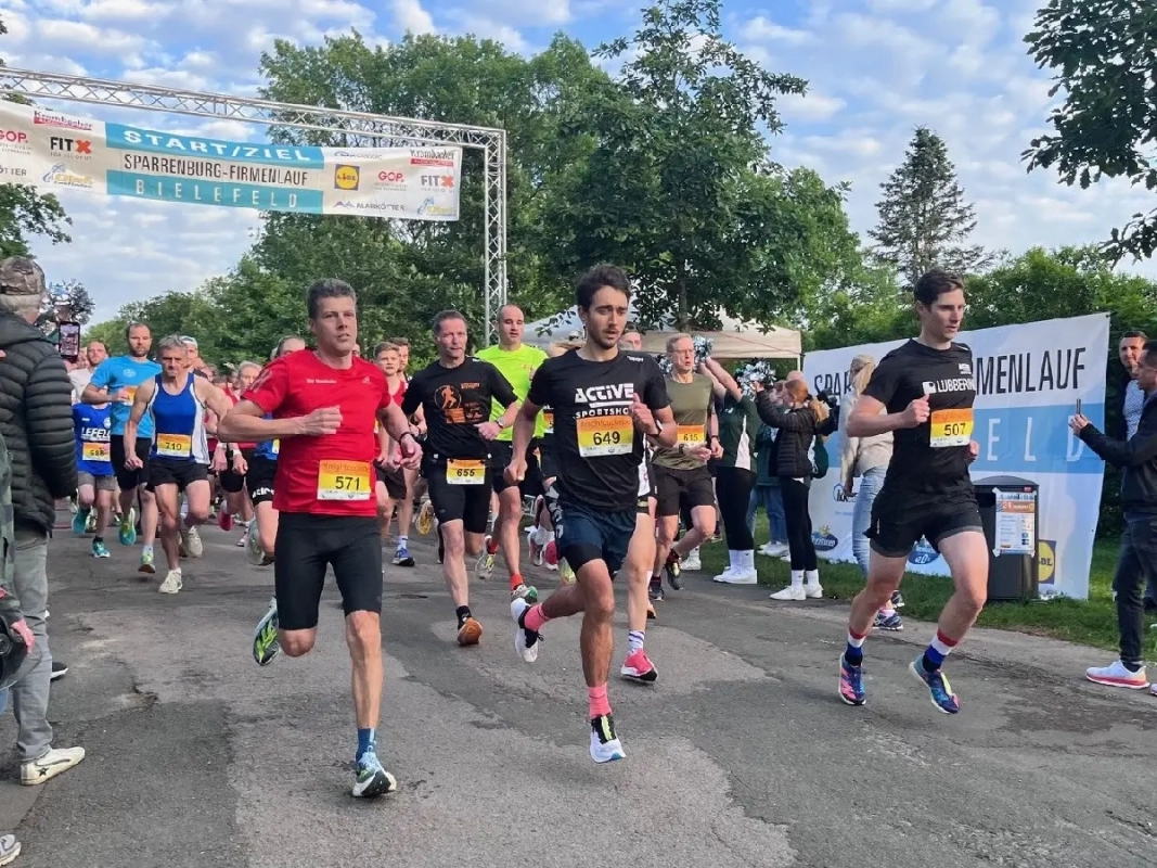 Sparrenburg-Firmenlauf Bielefeld (Foto: © Veranstalter) Sparrenburg-Firmenlauf Bielefeld (Foto: © Veranstalter)