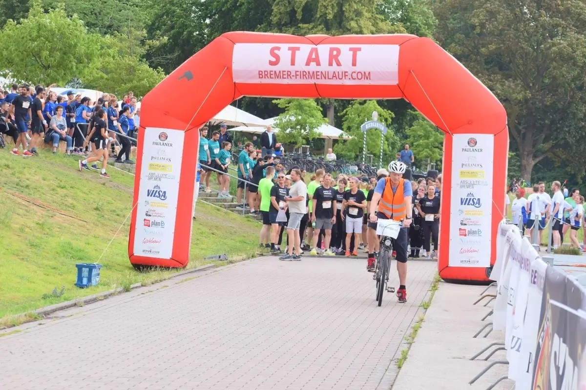 Start zum Bremer Firmenlauf zur Spätschicht 2025 (Foto: © Bremen Racing) Start zum Bremer Firmenlauf zur Spätschicht 2025 (Foto: © Bremen Racing)