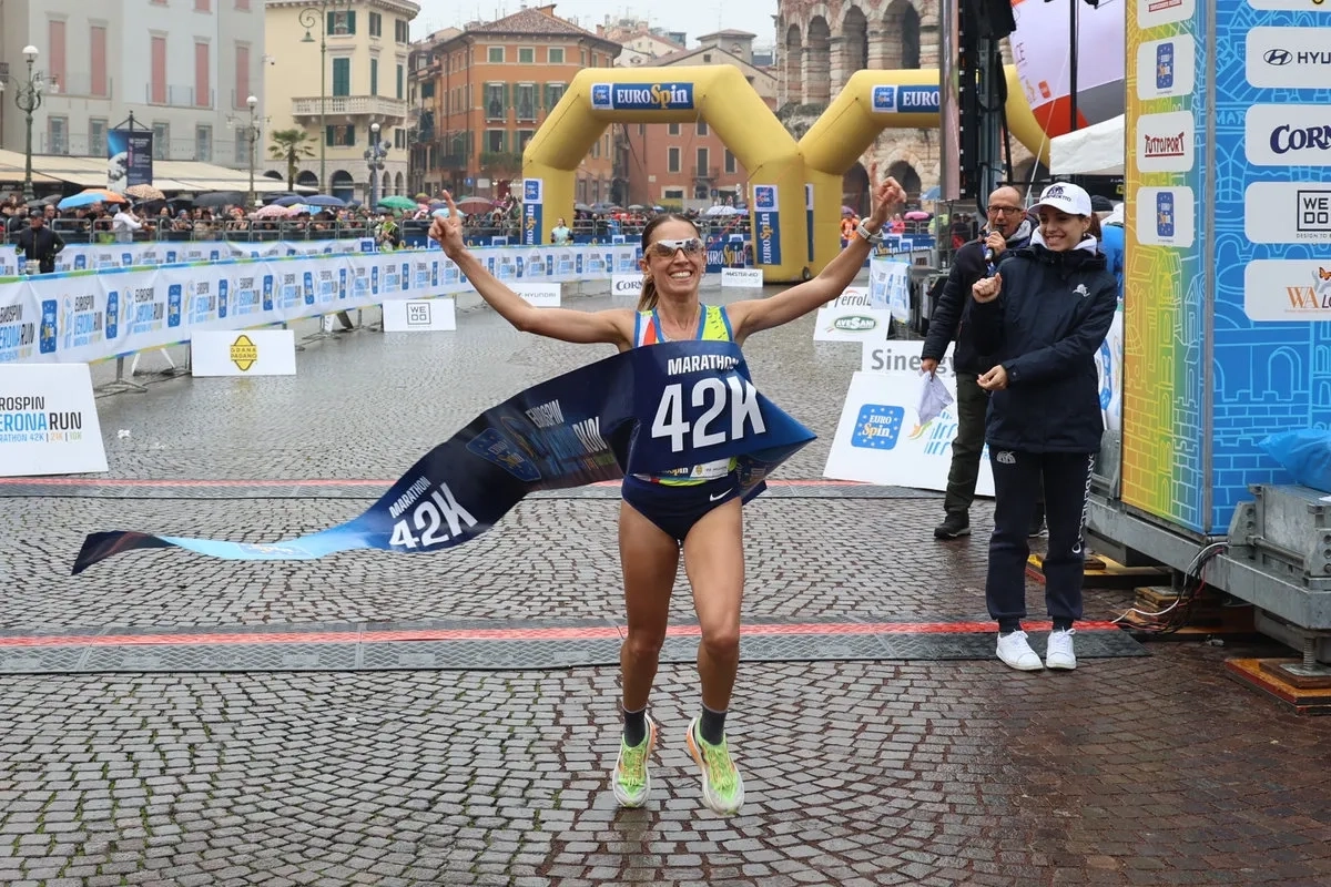 Die Siegerin beim Verona Marathon 2025 (© Photoday) Die Siegerin beim Verona Marathon 2025 (© Photoday)