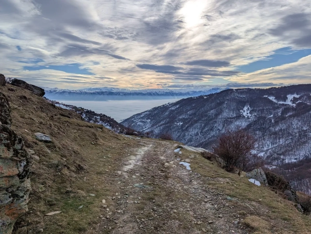 Skitour Borislavec 01: Nach einem Fußmarsch durch Novo Selo über einem Forstweg. Blick zurück mit beeindruckendem Blick zwischen zwei Wolkendecken. Skitour Borislavec 01: Nach einem Fußmarsch durch Novo Selo über einem Forstweg. Blick zurück mit beeindruckendem Blick zwischen zwei Wolkendecken.