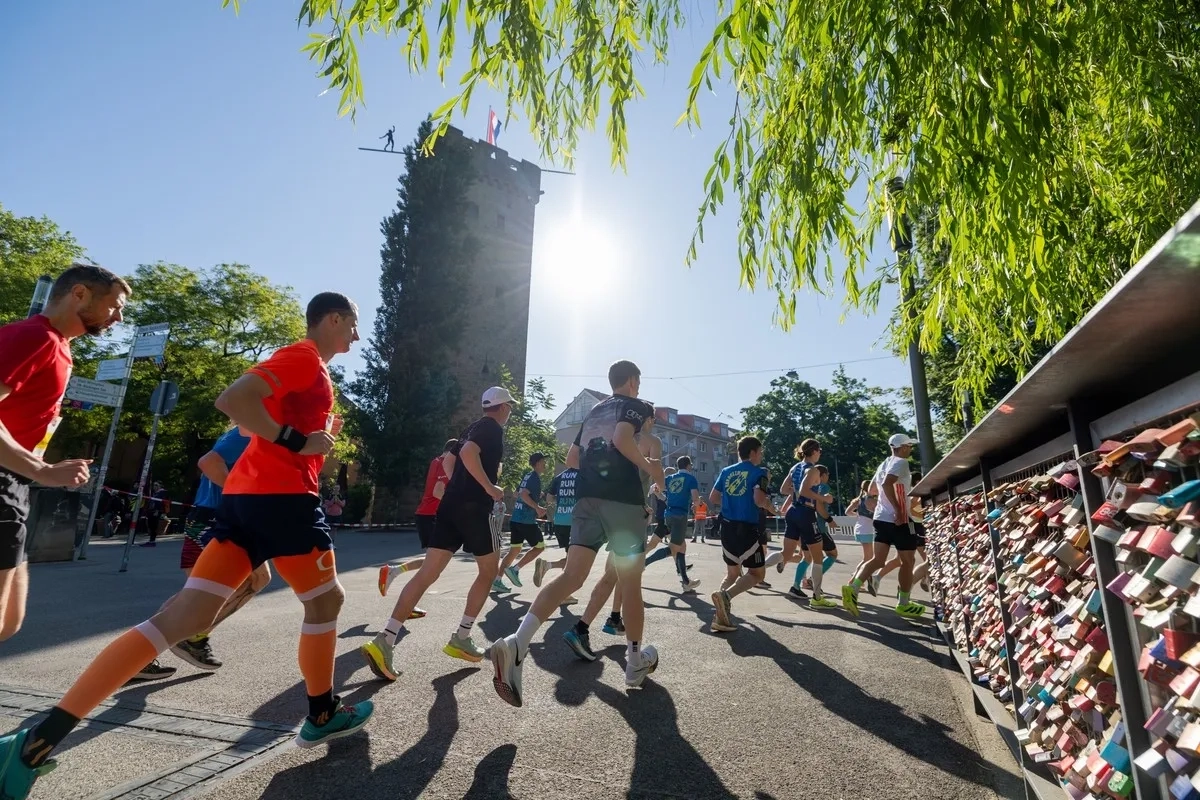 Heilbronner Trollinger Marathon 2025: Läufer passieren den Götzenturm (Foto: © HMG/Nasse-Design) Heilbronner Trollinger Marathon 2025: Läufer passieren den Götzenturm (Foto: © HMG/Nasse-Design)