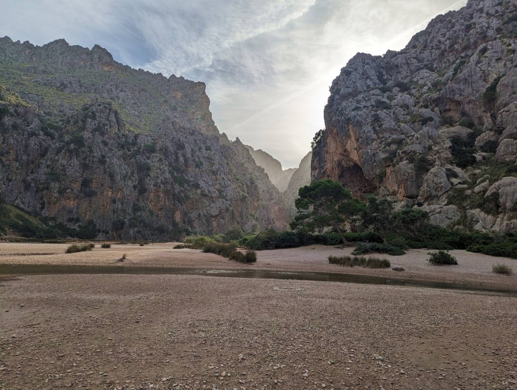 Torrent de Pareis 07: Der Beginn ist noch gemütlich. Immer möglichst links halten. Torrent de Pareis 07: Der Beginn ist noch gemütlich. Immer möglichst links halten.