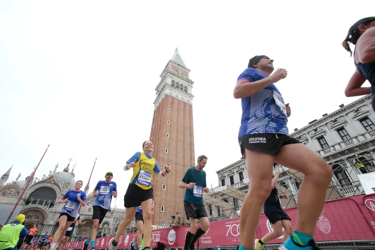 Mitten durch Venedig beim Venice Marathon (Foto: © Veranstalter) Mitten durch Venedig beim Venice Marathon (Foto: © Veranstalter)