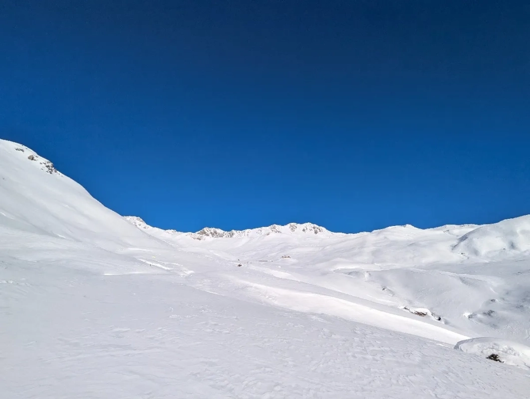 Skitour Hinteres Kreuzjoch 03: Offenes Gelände. Blick nach vorne zur Fließer Stieralpe. Der Gipfel etwa halbrechts. Skitour Hinteres Kreuzjoch 03: Offenes Gelände. Blick nach vorne zur Fließer Stieralpe. Der Gipfel etwa halbrechts.