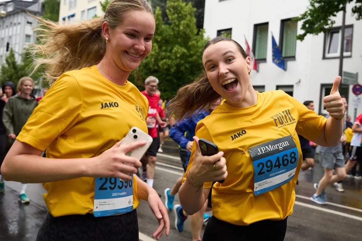 Gut gelaunt beim Firmenlauf Frankfurt 2025 (Foto: © J.P. Morgan) Gut gelaunt beim Firmenlauf Frankfurt 2025 (Foto: © J.P. Morgan)