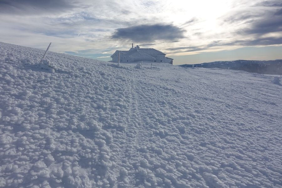 Teilweise fällt es extrem schwer das Gleichgewicht zu halten. Doch der Winterraum der Fischerhütte ist gleich erreicht. Teilweise fällt es extrem schwer das Gleichgewicht zu halten. Doch der Winterraum der Fischerhütte ist gleich erreicht.