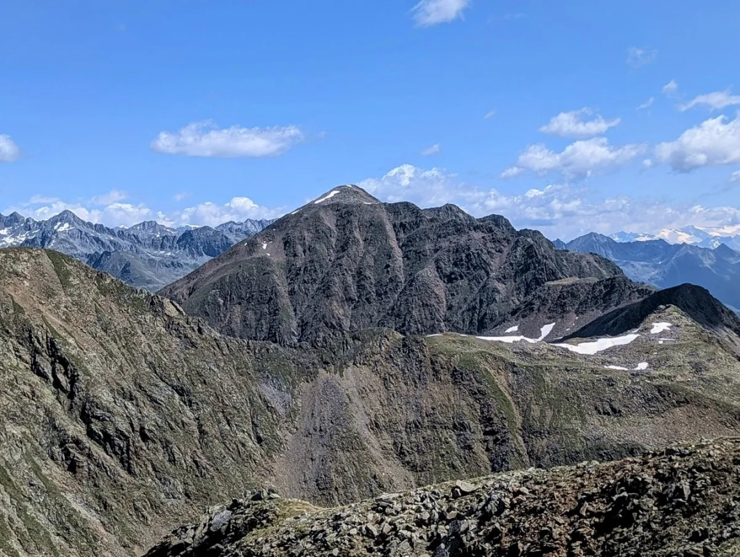 Blick vom Hinterbergkofel auf den Kärlskopf im Juni 2025 Blick vom Hinterbergkofel auf den Kärlskopf im Juni 2025