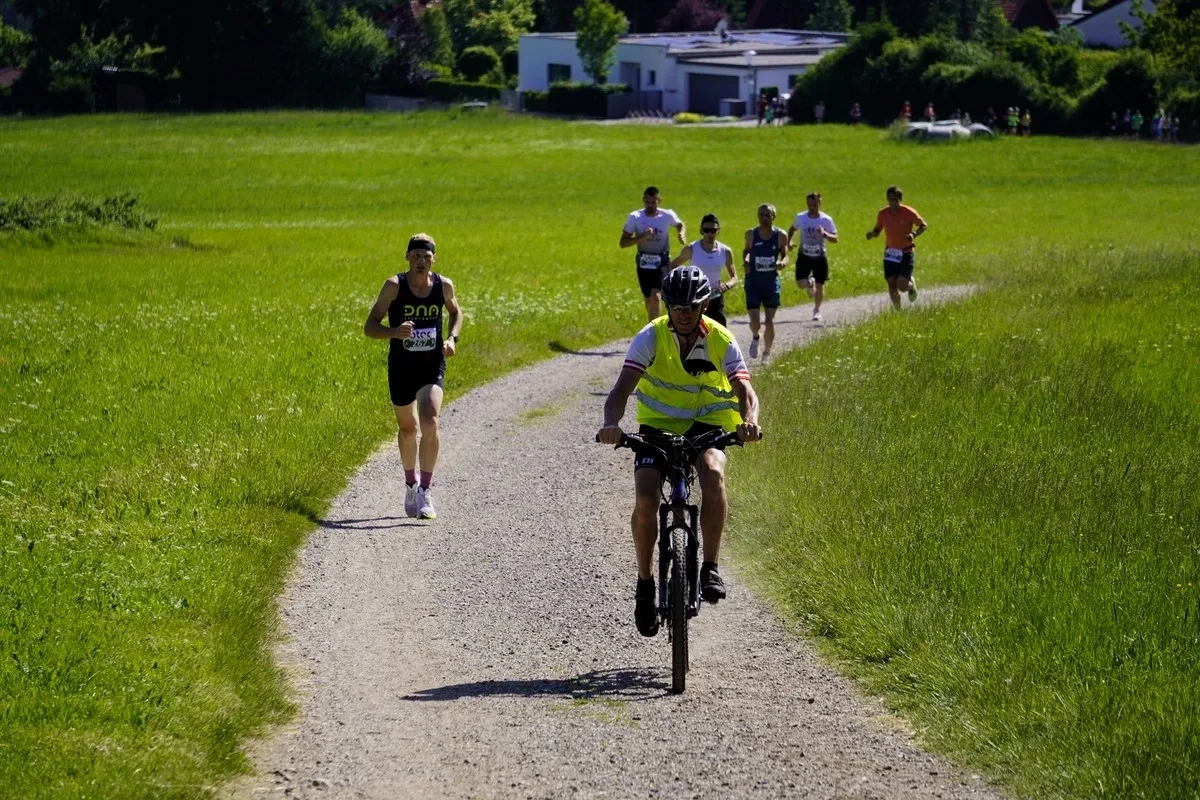 Hellmonsödter Planetenlauf 2025: Läufer auf der Strecke (Foto: © Veranstalter) Hellmonsödter Planetenlauf 2025: Läufer auf der Strecke (Foto: © Veranstalter)