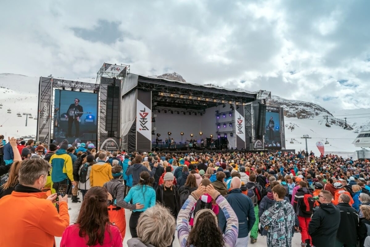 Das „Top of the Mountain Spring Concert” findet auf der legendären Ischgl Stage auf 2.320 Metern Seehöhe in der Silvretta Arena statt. Foto: © TVB Paznaun - Ischgl