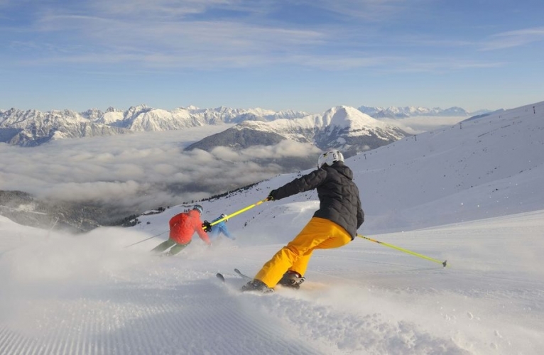 Skifahren mit Blick ins Tal (C) Sepp Mallaun