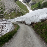 Grossglockner (83) Auch im Tal lagern sich riesige Schneemassen