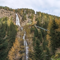 Stuibenfall Wasserfall 03: Der Wasserfall und rechts die vielen Treppen.