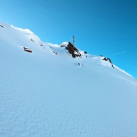 Sechszeiger Skitour 06: Bei der Hochzeiger Bergstation sind es keine 100 Höhenmeter bis zum Gipfel. Das Gelände ist allerdings anspruchsvoll.