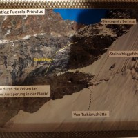Bernina-Überschreitung 09: Die weitere Route. Das Eisfeld bergauf sieht auf dem Foto steiler aus als es ist und ist durchaus begehbar. Die sichere Variante sind aber die Eisentritte links.