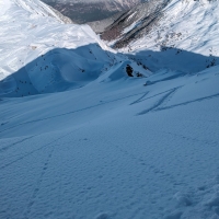 Sechszeiger Skitour 18: Kurzer Genuss im Pulverschnee, ehe die restiche Abfahrt über das Skigebiet folgt.