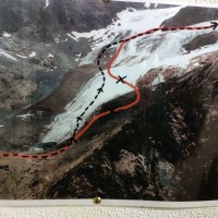 Weisskugel Normalweg 15: Wichtig - die Route zu Beginn des Gletschers. Der schwarzen Markierung folgen und nicht der roten Markierung.