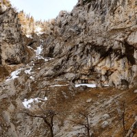 Teufelsbadstubensteig 18: Nach dem Ende des versicherten Abstieges folgt nun mittig bergauf der Weg teilweise über Geröll zum Wald