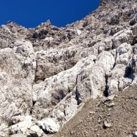 Braunarlspitze 11: Der tatsächliche Weg führt nun zuerst noch ein Stück bergab und dann nach einigen Kehren in eine kurze Kletterstelle.