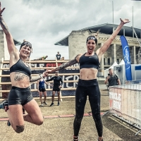 Zwei Teilnehmerinnen beim Obstacle City Run Berlin