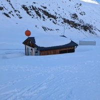 Skitour Wildspitze 18: Sobald die Talstation der Materialseilbahn erreicht wird, ist das Terrain sehr flach mit kurzen Zwischenanstiegen - etwas mühsam bei der Abfahrt.