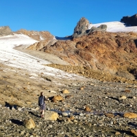 Hochvernagtspitze 05: Kurz vor dem Einstieg in den flachen Gletscher.. Rechts der steilere Vernagtverner. Rechts ganz hinten der Gipfel.