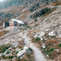Eine Hüttenübernachtung ist in der Tschiervahütte  möglich