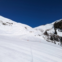 Skitour K2, Bild 04: Aufstieg über die frisch präparierte Piste.
