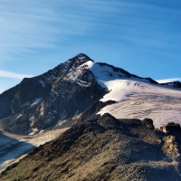 Similaun Hochtour 10: Blick von der Marzellkammspitze zum Similaun. Ab jetzt ist der Weg zum Gletscher nicht mehr markiert, aber mit Steinmännern gekennzeichnet.