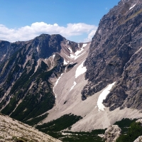 Wankspitze Aufstieg 21: Blick zurück auf den Höllkopf und den Übergang vom Höllkopf zum Klettersteig.