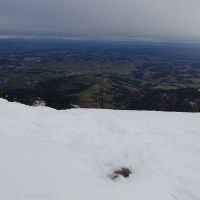 Am Traunstein-Gipfel ist es zwar recht windig, die Aussicht ist aber trotzdem grandios.